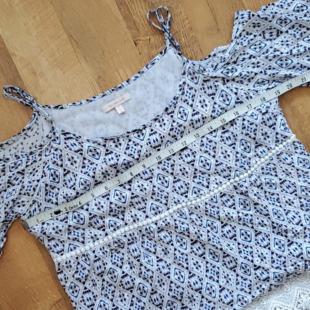 Skies Are Blue Womans Langlock Navy Cold‎ Shoulder Tribal Flowy Top Size Medium